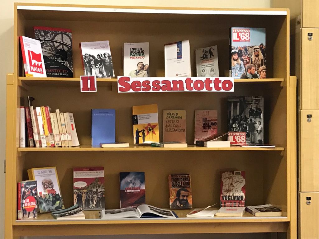 Vetrina tematica presente nella Biblioteca Comunale "Adrio Puccini" di Santa Croce sull'Arno