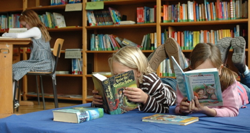 Bambini che leggono libri